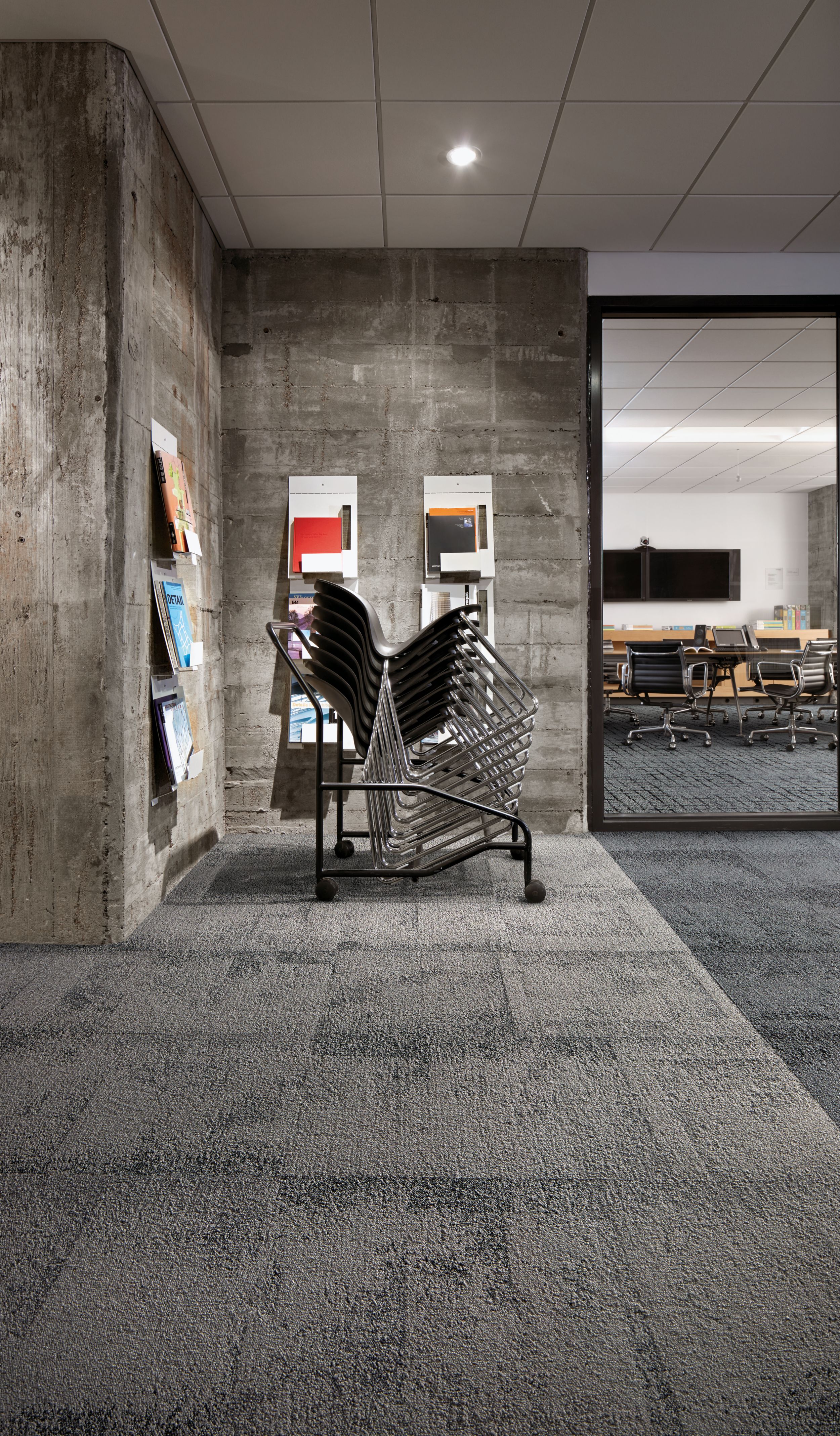 image Interface Flagstone carpet tile with stack of chairs numéro 1